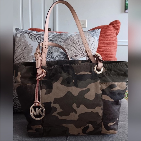 MICHAEL Michael Kors Handbags - Michael Kors Rare Soft Leather Camo Medium Tote EUC